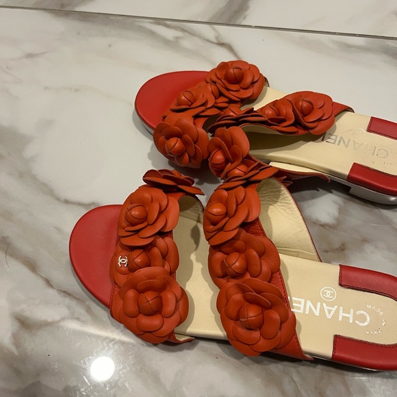 CHANEL FLORAL RED SLIDES - Picture 1 of 5